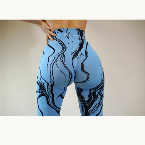 🆕 Naturyl By Niykee Graphic Leggings Blue - Picture 3 of 5